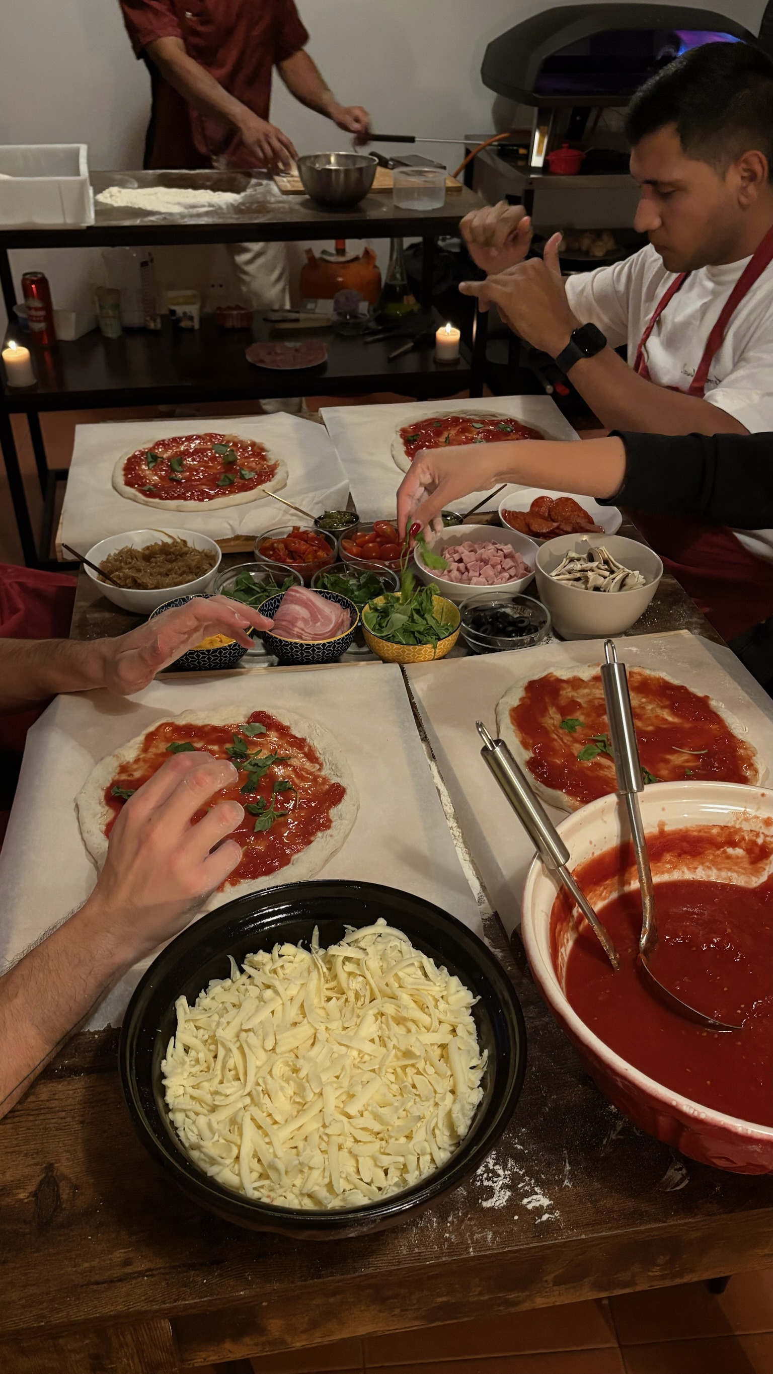 Montando pizza con ingredientes premium