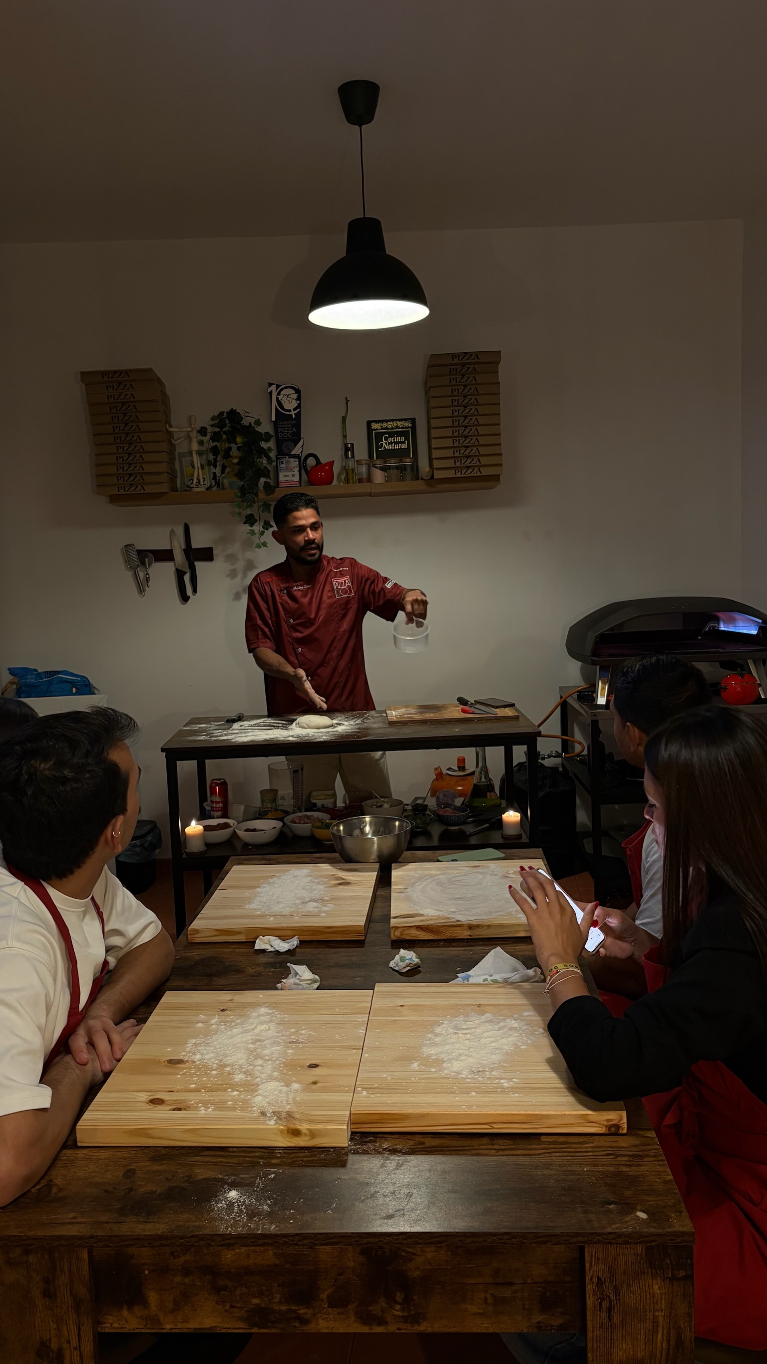 Rodny enseñando técnica de pizza napolitana